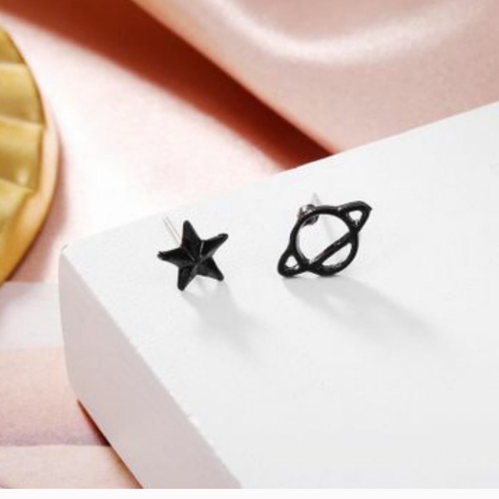 Planet and star black earrings